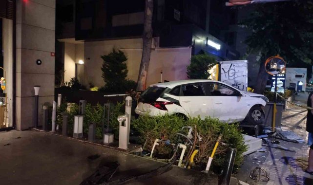 Kadıköy'de kontrolden çıkan araç binanın doğal gaz kutusuna çarptı: 2 yaralı