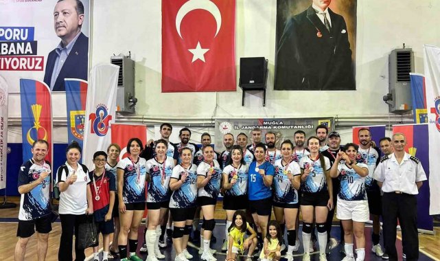 Kadın ve erkek sağlıkçılar turnuvanın şampiyonu