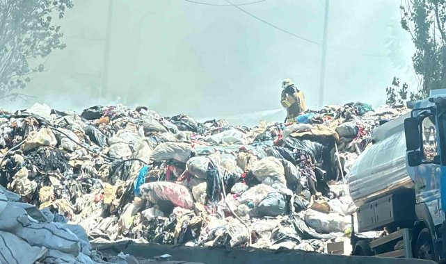Kağıthane'de atıl kumaş yığınları alev alev yandı: Siyah dumanlar gökyüzünü kapladı, panik yaşandı