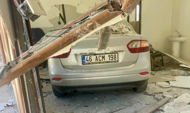Kahramanmaraş'ta otomobil iş yerine daldı