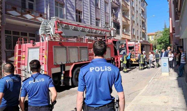 Karaman'da 5 katlı binanın çatısında yangın