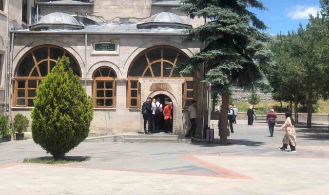 Kars'ta Harakani Türbesi'ne ziyaretçi akını