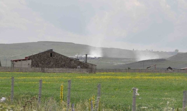 Kars'ta Karadağ çöplüğü yanıyor
