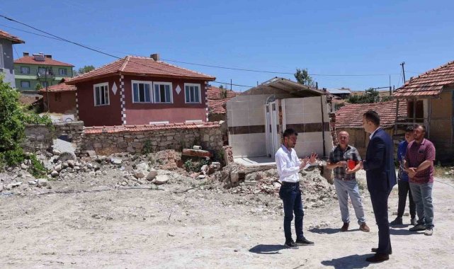 Kaymakam Demirci, yangında kullanılmaz hale gelen ve yıkılan köy camisinde incelemelerde bulundu