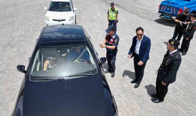 Kaymakam trafik denetimine katılıp, sürücüleri uyardı