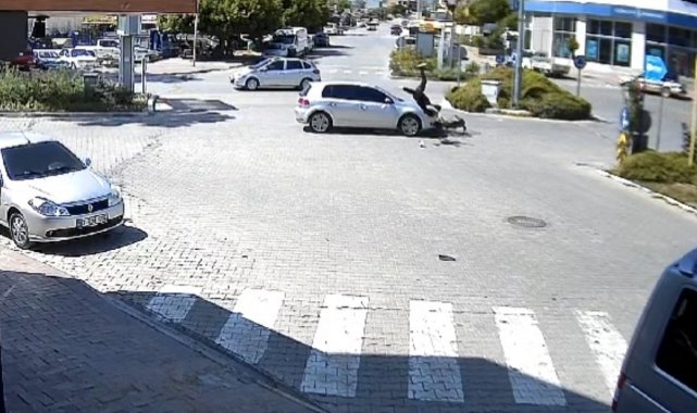 Kazada savrulan motosikletliye şemsiyeli koruma