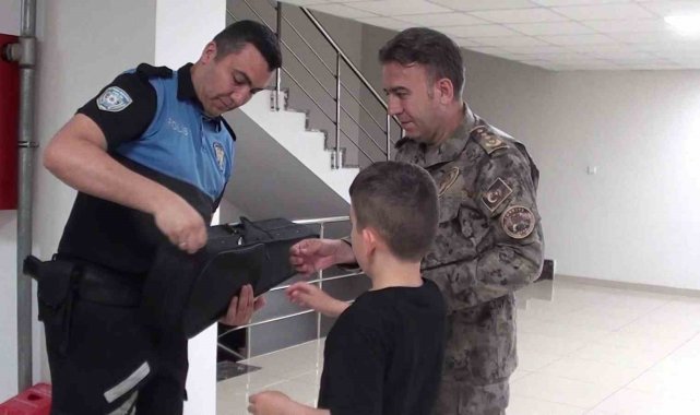 Keman isteyen çocuğun hayalini emniyet müdürü gerçekleştirdi