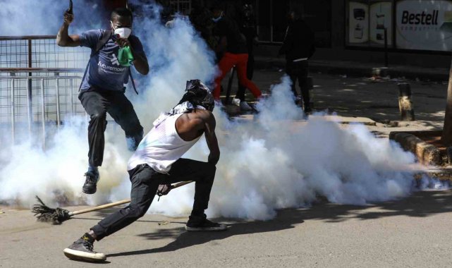 Kenya'da protestocular parlamentoyu ateşe verdi