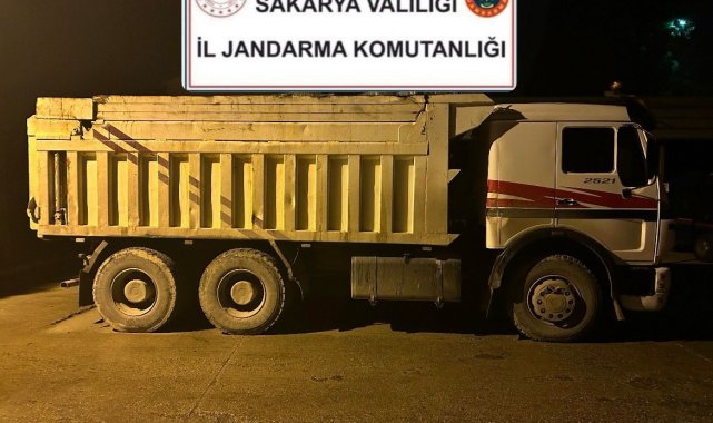 Kocaeli'nden gelerek Sakarya'da kimyasal atık dökerken yakalandılar
