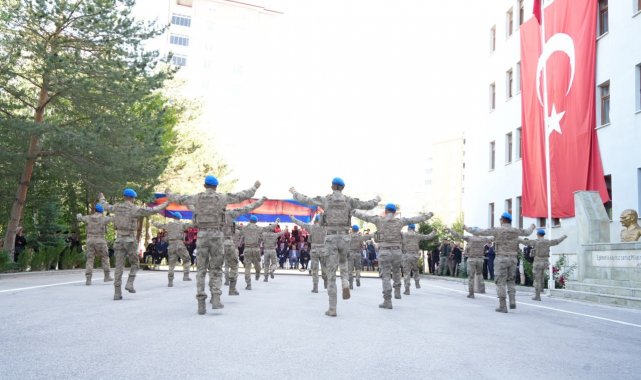 Komandolar zeybek performansıyla göz doldurdu