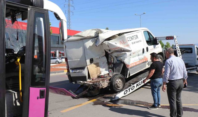 Kontrolden çıkan özel halk otobüsü otomobil ve minibüsü biçti: 1 yaralı