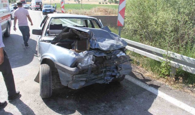 Konya'da süt kamyoneti ile otomobil çarpıştı: 4 yaralı