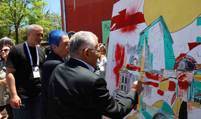 Köy duvarları Mimar Sinan'ın eserleriyle süslendi