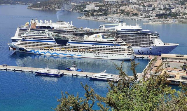 Kuşadası'na aynı anda 2 kruvaziyer gemisiyle 7 bin turist geldi