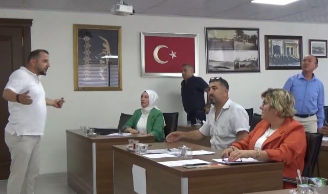 Lapseki Belediyesi Meclisi'nde "O kim?" tartışması
