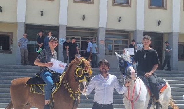 Lise öğrencileri karne almaya atlarla gittiler: "Ehliyetim olmadığı için ben de atla geldim"