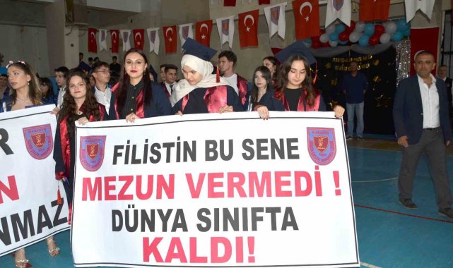 Liseli öğrenciler mezuniyette İsrail'i protesto etti