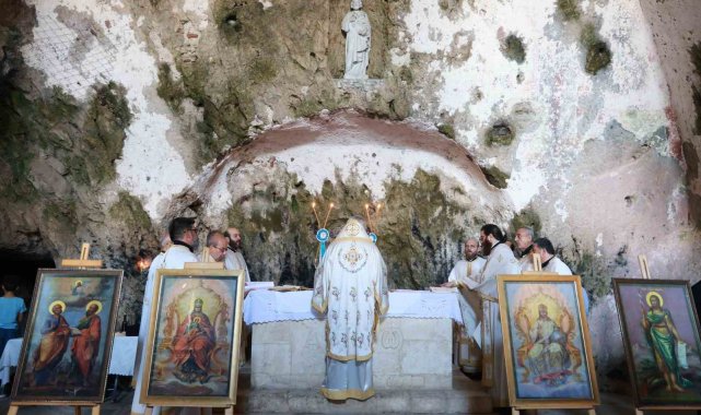 Mağara içindeki St. Pierre Kilisesi'nde bayram ayini
