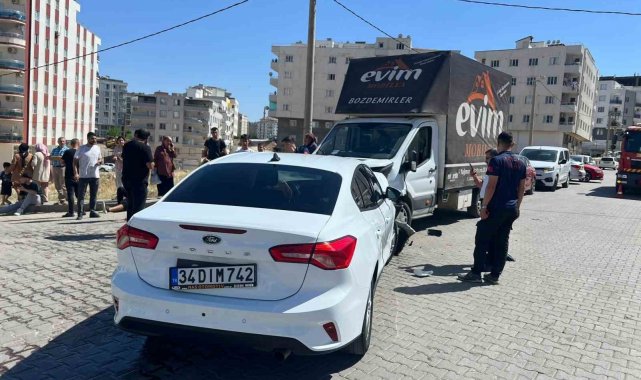 Mardin'de otomobil ile kamyonet çarpıştı: 3 yaralı