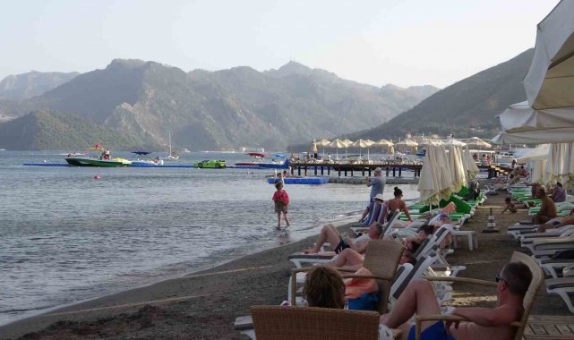 Marmaris'te 47 derece sıcağı gören kendini denize attı