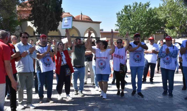 Menemen Belediyesinden çıkarılan işçilerin eylemi sürüyor