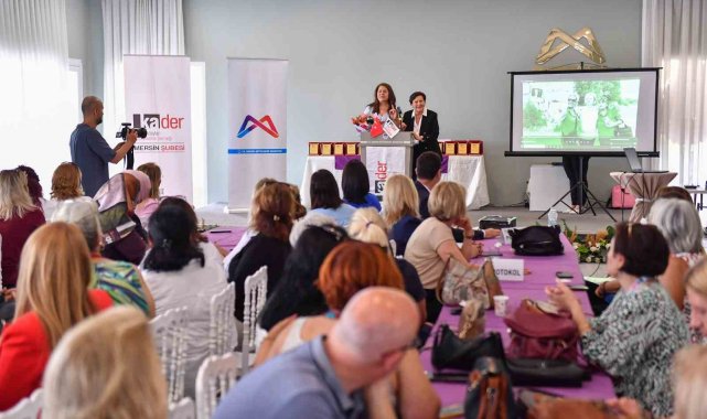 Mersin'de kadın muhtarlara plaket verildi
