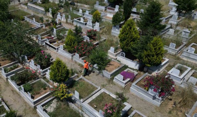 Mezarlıklar bayrama hazırlanıyor