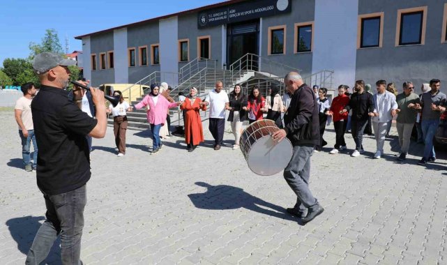 Milli sporcu Sibel Oruç, Ağrı'da davul zurnayla karşılandı