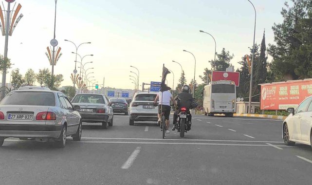 Motosiklete tutunan bisikletlinin tehlikeli yolculuğu kameraya yansıdı