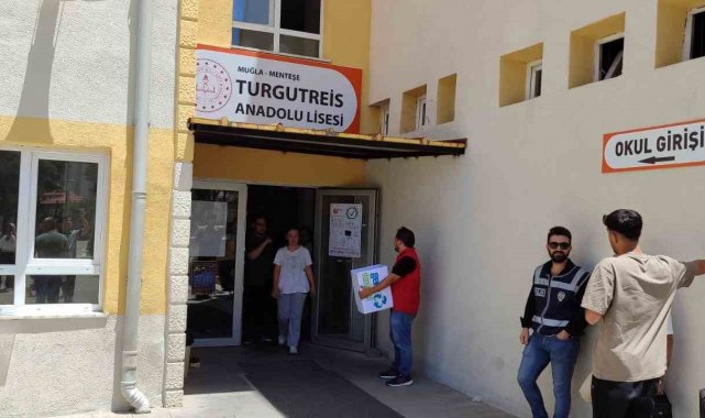 Muğla'da Gönüllü Gençler Köy Okulları için kalem topladı