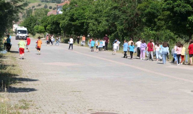 Öğrenciler 'Dünya Çevre Günü'nde mahalleyi temizledi