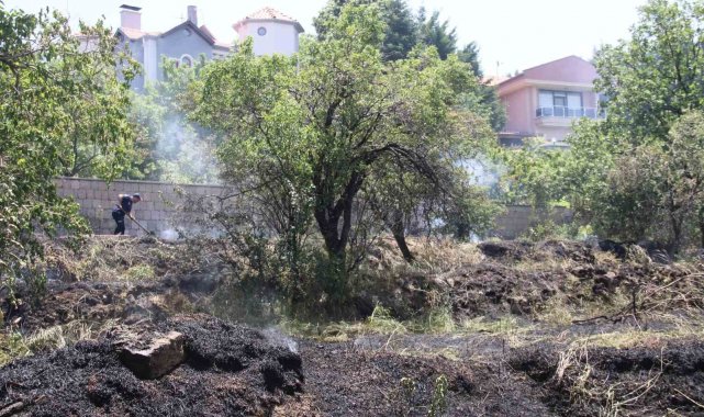 Ot yangını ikametlere sıçramadan söndürüldü