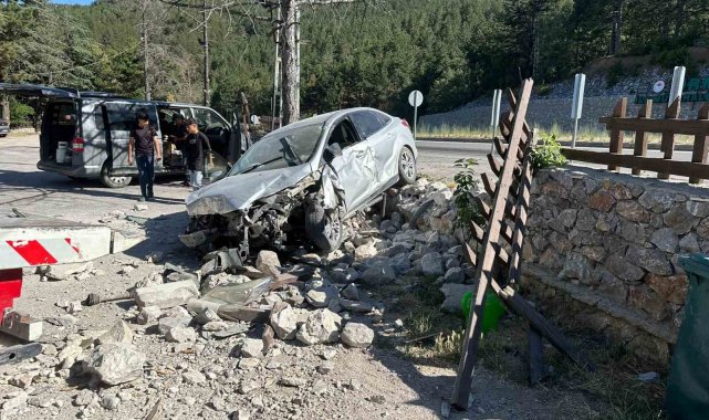Otomobil dinlenme tesisinin bahçe duvarına çarptı, 2 kişi yaralandı