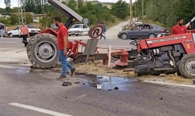 Otomobil ile çarpışan traktör ikiye bölündü: 2 yaralı