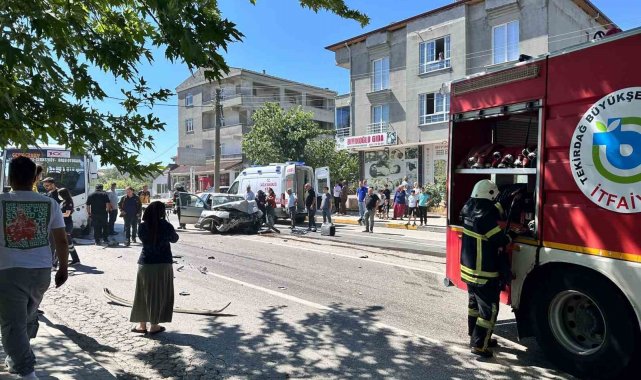 Otomobil ile yolcu minibüsü çarpıştı: 5 Yaralı