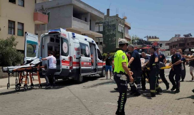 Otomobille hafif ticari araç çarpıştı, sıkışan sürücüyü itfaiye ekipleri kurtardı