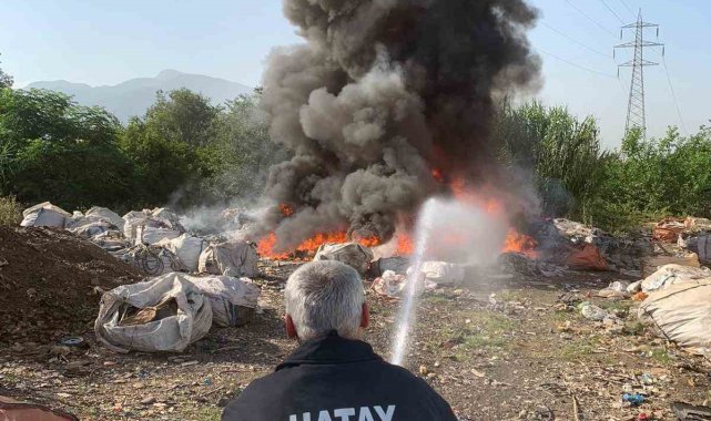 Payas'ta hurdalık alandaki yangına itfaiye müdahale etti