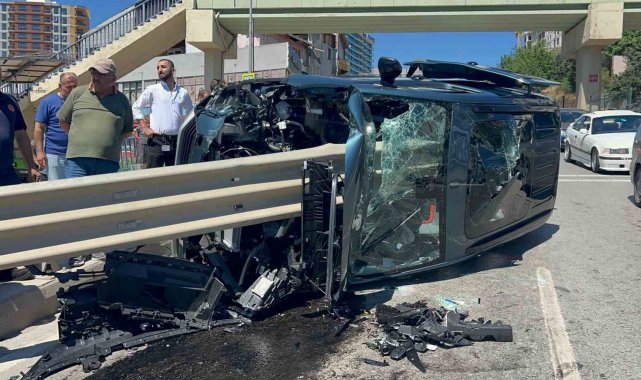 Pendik'te otomobil bariyere ok gibi saplandı: 2 yaralı
