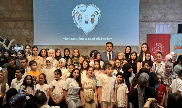 Rami Kütüphanesi'nde öğrencilerin yazdığı "İnsanlığın Kalbi Filistin" kitabı tanıtıldı