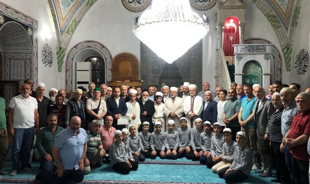 Sabah namazından akşam namazına kadar Kur'an-ı Kerim'i tek seferde hatim ettiler