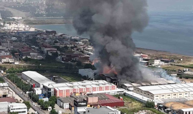 Samsun'daki fabrika yangını soğutma çalışması sırasında beton blok çöktü: 9 itfaiye eri yaralı