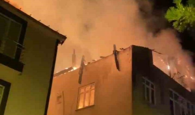 Sancaktepe'de binanın çatısı alev alev yandı