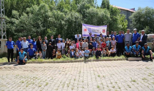 Savcı ve hakimler köy okulunda öğrencilerle fidan diktiler