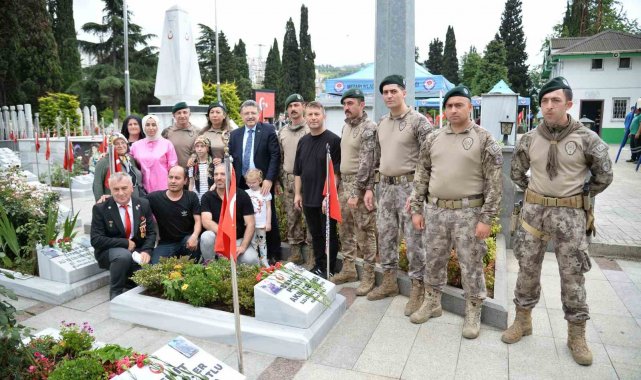 Şehit mezarlarına karanfil bıraktılar, şehit aileleri ile bayramlaştılar