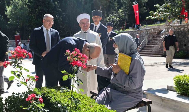 Şehitliklerde hüzünlü bayramlaşma