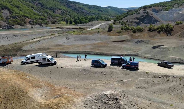 Serinlemek için baraja giren genç boğuldu