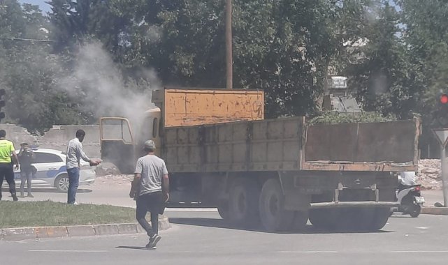 Seyir halindeki kamyon alev aldı