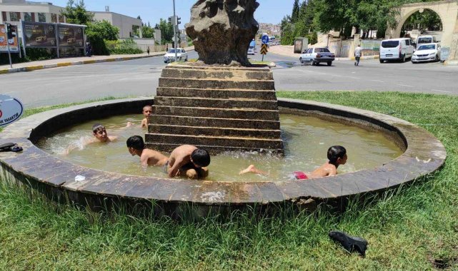 Sıcaktan bunalan çocuklar tehlikeye rağmen süs havuzunda yüzdü
