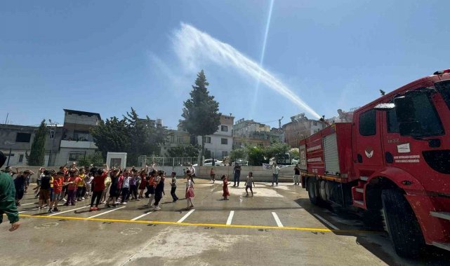 Sıcaktan bunalan öğrenciler, itfaiye ekiplerinin sürpriziyle serinledi