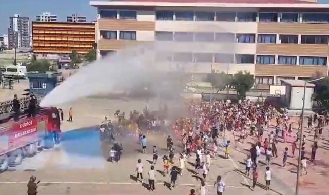 Sıcaktan bunalan öğrencilere itfaiyeden sulu müdahale